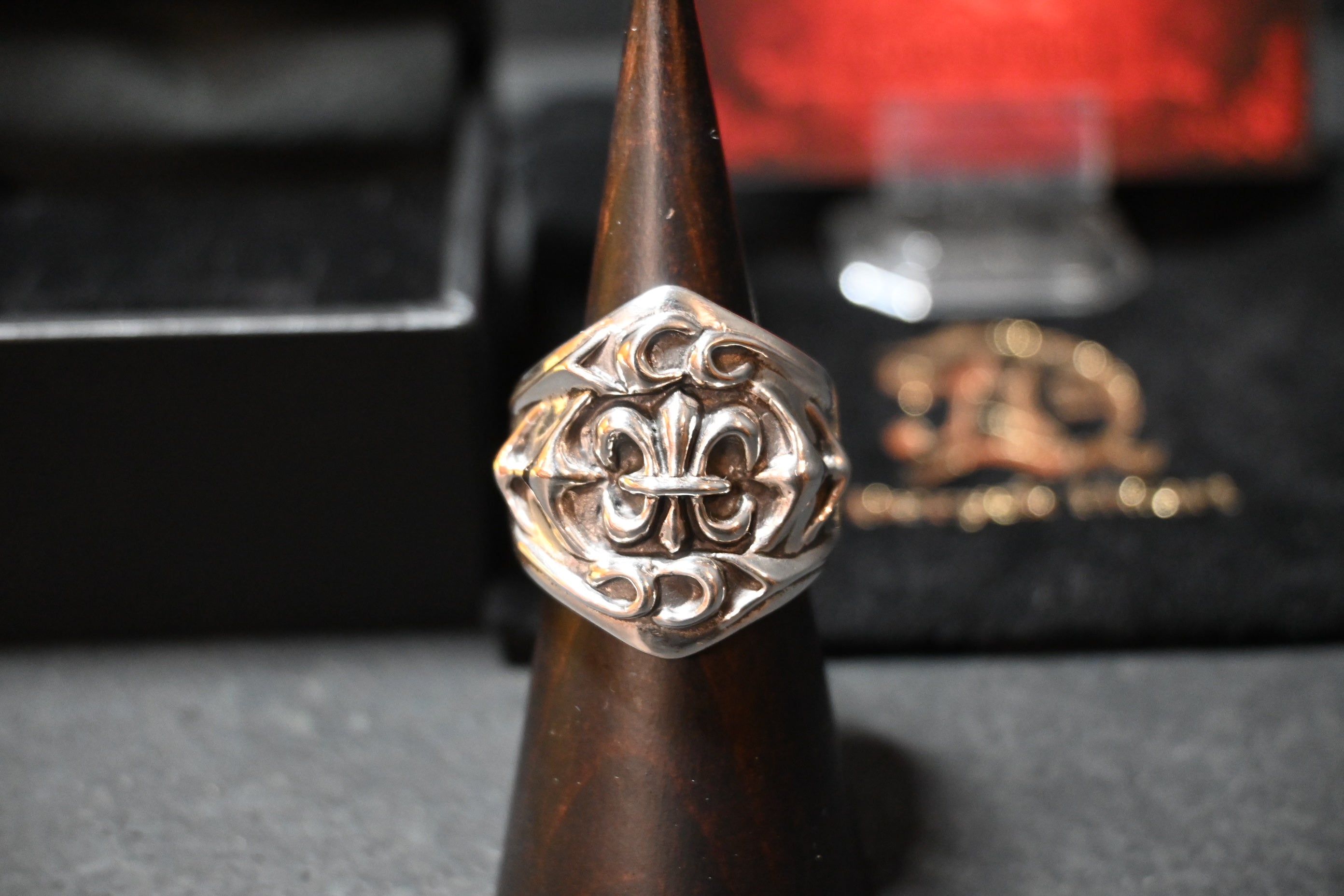 Emblem Ring-Fleur