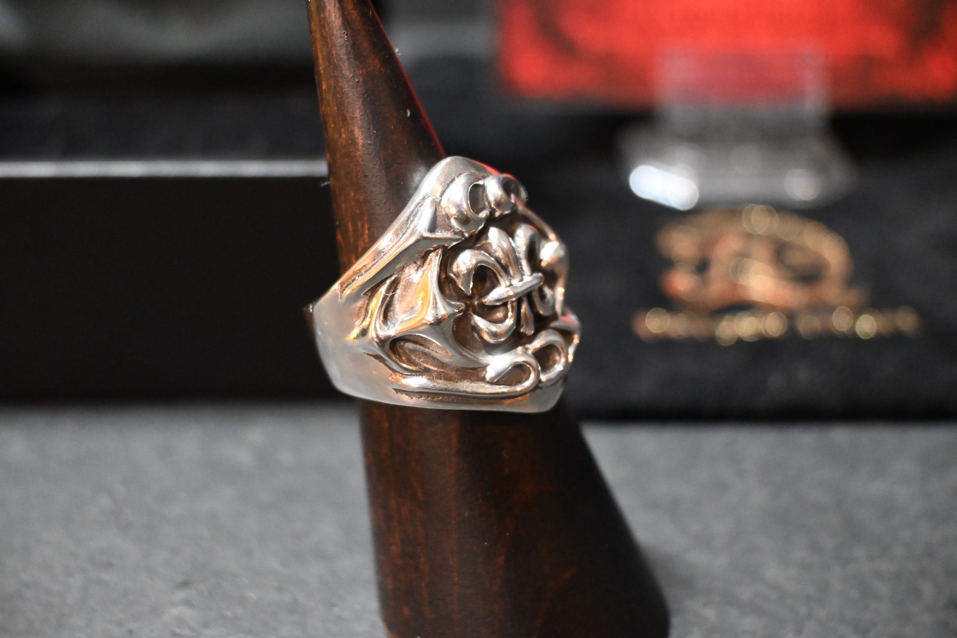 Emblem Ring-Fleur